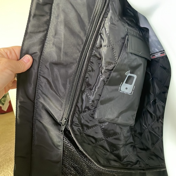 Mens BILT leather perforated motorcycle jacket with back shoulder & elbow armor. - Picture 9 of 13